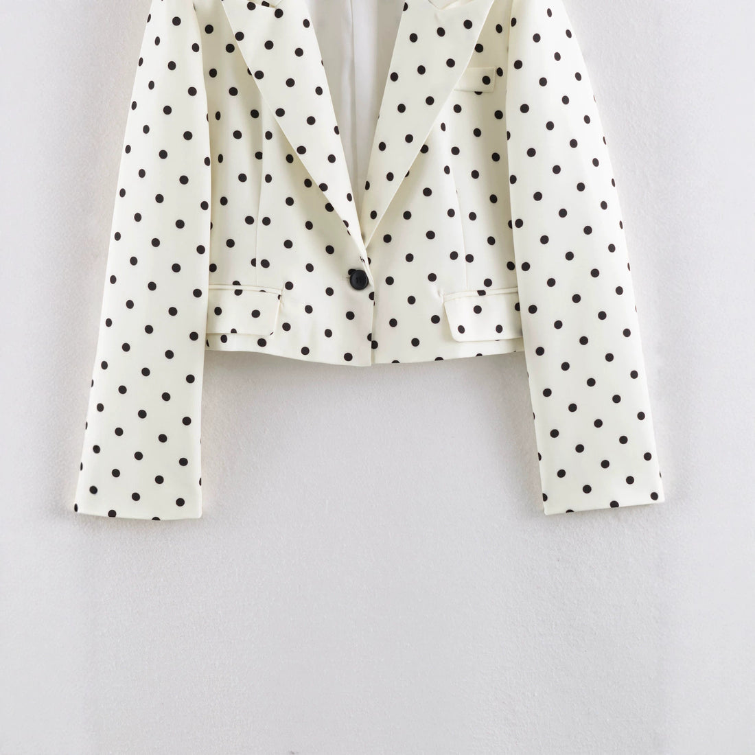 Damen Gepunkteter Cropped-Blazer mit Reverskragen und Pattentaschen Echo Archiv