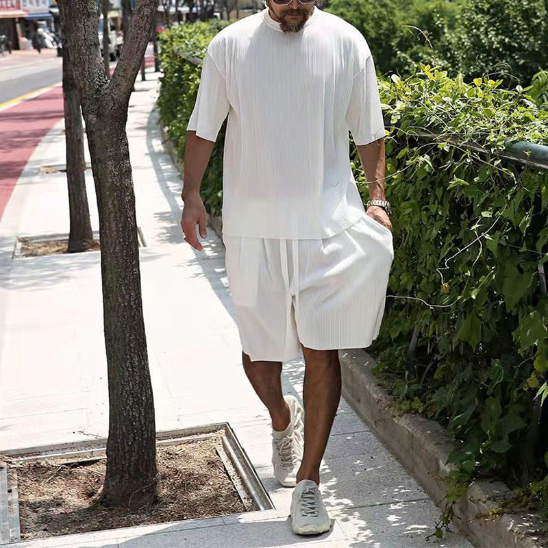 Herren lässiges Freizeitoutfit mit hohem Kragen und lockerer Shorts Echoarchiv