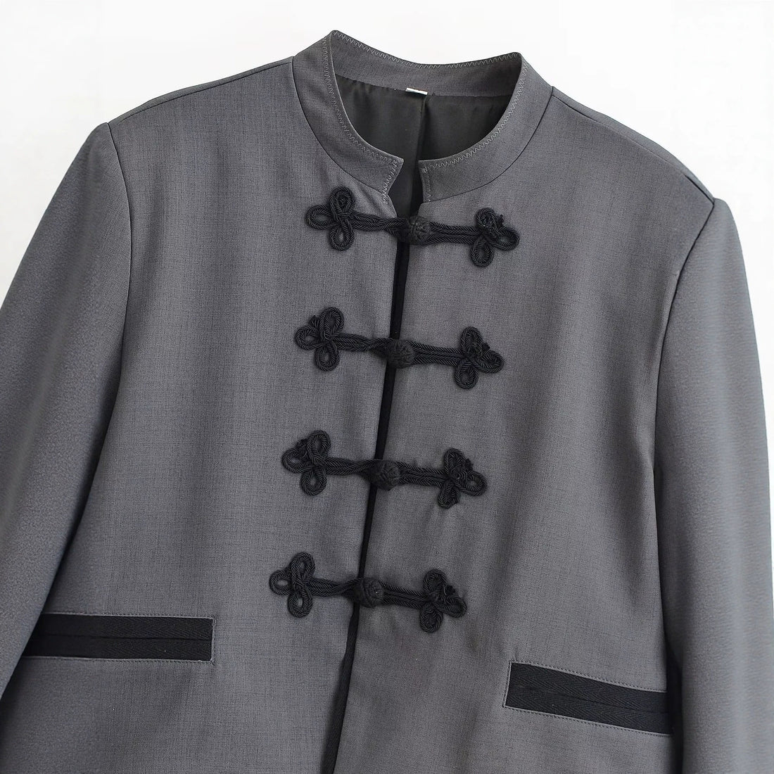 Damen Kurze Jacke mit Stehkragen, dekorativen Froschverschlüssen und boxy Schnitt Echoarchiv