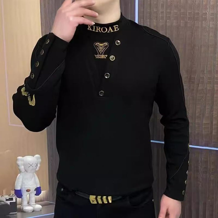 Herren Enganliegendes Langarmshirt mit Stehkragen, asymmetrischer Knopfleiste und Logo-Stick Echoarchiv