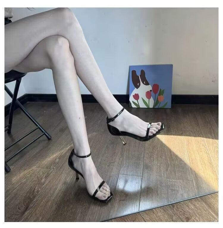 Damen Riemchen‑Sandalette mit quadratischer Zehenpartie und filigratem Metallstiletto – Sorelia