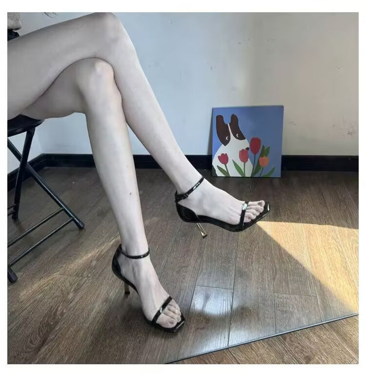 Damen Riemchen‑Sandalette mit quadratischer Zehenpartie und filigratem Metallstiletto – Sorelia