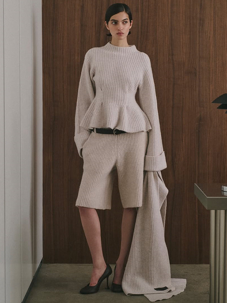 Damen Feinstrick-Zweiteiler mit tailliertem Peplum-Pullover und High-Waist-Bermuda Echoarchiv