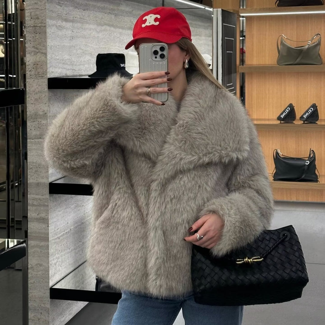 Damen Kurzblouson aus langflorigem Kunstfell mit voluminösem Schalkragen und eleganter Boxy‑Silhouette – Célinea