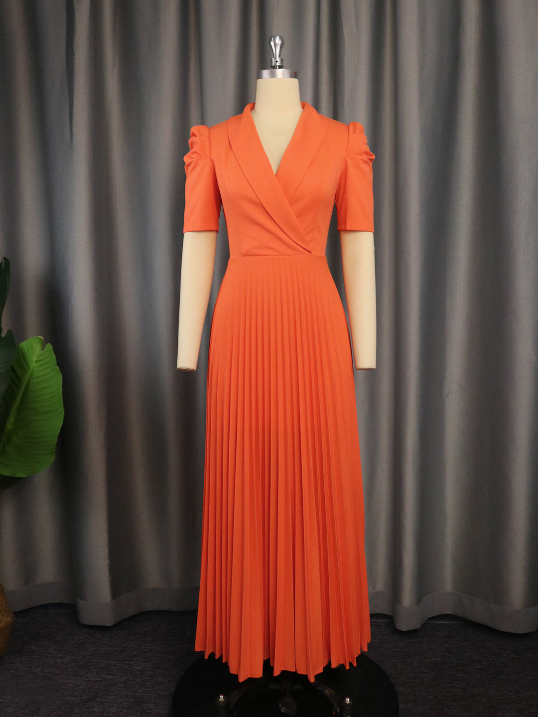 Damen elegantes Wickelkleid mit plissiertem Rock und Puffärmeln Echo Archiv