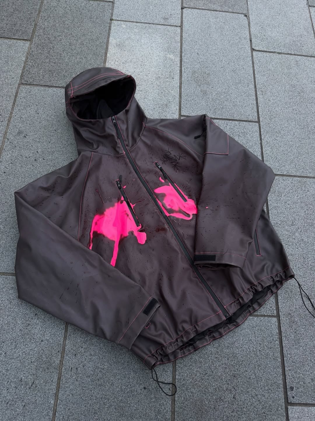 Unisex nan technische Regenjacke mit verschweißten Nähten, schrägen Brust-Reißverschlusstaschen und verstellbarem Kordelzugsaum Echo Archiv