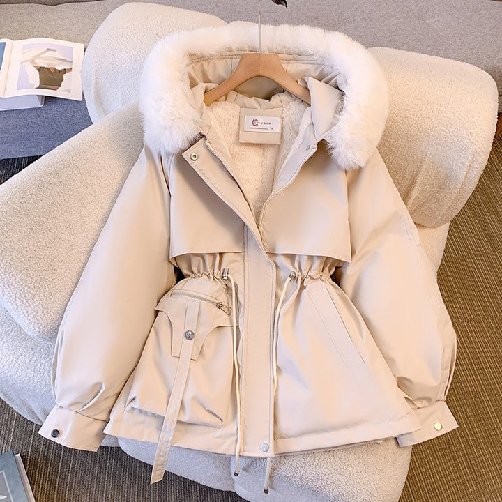 Damen kurzer Utility-Parka mit taillierendem Kordelzug, multifunktionalen Außentaschen und voluminöser Kapuzenblende – Célinea