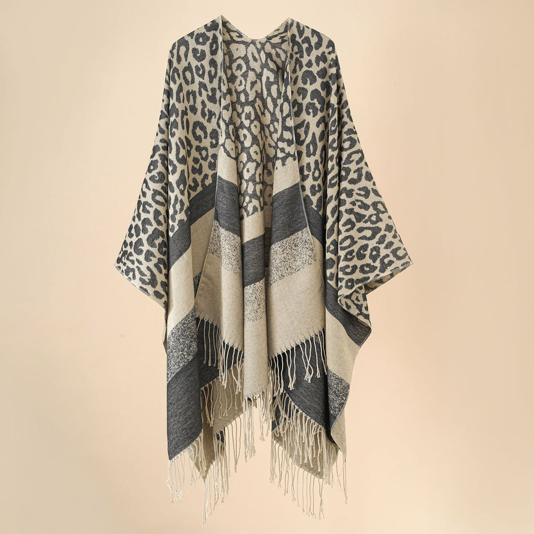 Damen Oversize-Ruana mit Leo-Jacquard, Fransen und weichem Wollmix Echo Archiv