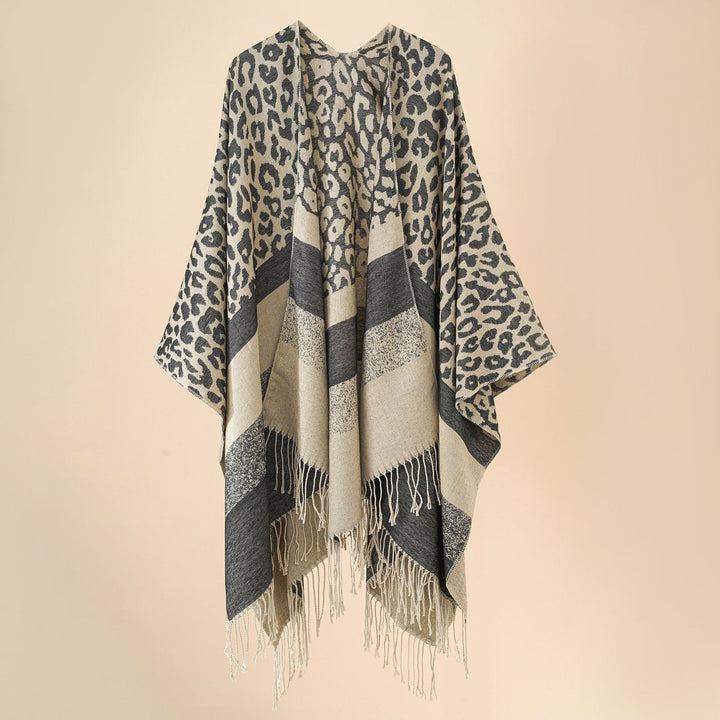 Damen Oversize-Ruana mit Leo-Jacquard, Fransen und weichem Wollmix Echo Archiv
