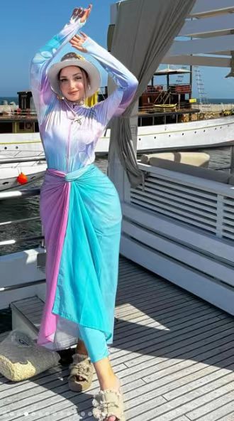 Damen modischer Strandanzug mit Wickelrock und UV-Schutz Echo Archiv
