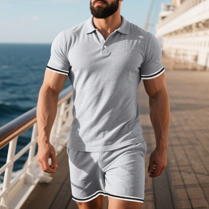 Herren Poloshirt und Shorts Ensemble mit kontrastierenden Details Echoarchiv