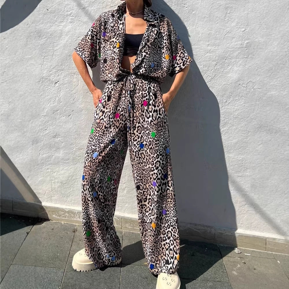 Damen zweiteiliges Safari-Print Loungewear-Set mit kurzärmeliger Hemdbluse und weitem hochgeschnittenen Palazzohose – Élanora