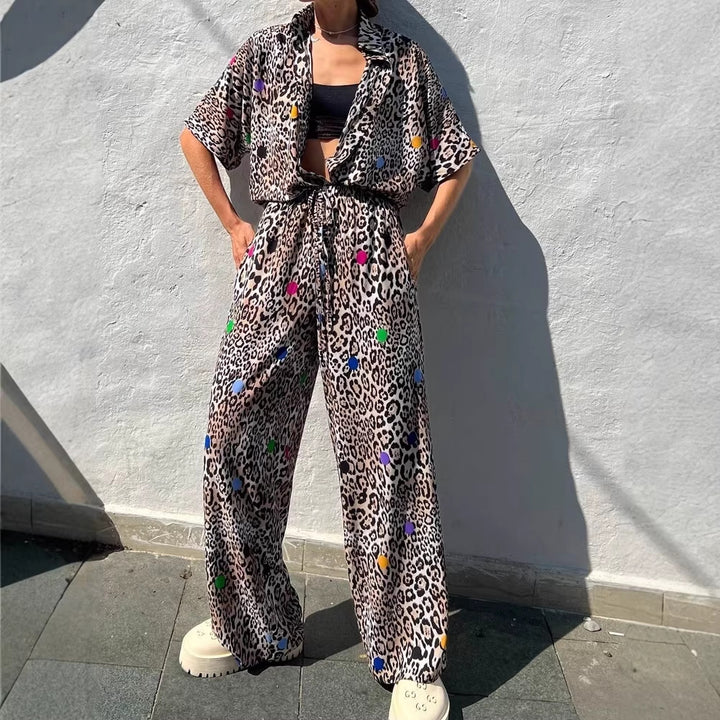 Damen zweiteiliges Safari-Print Loungewear-Set mit kurzärmeliger Hemdbluse und weitem hochgeschnittenen Palazzohose – Élanora