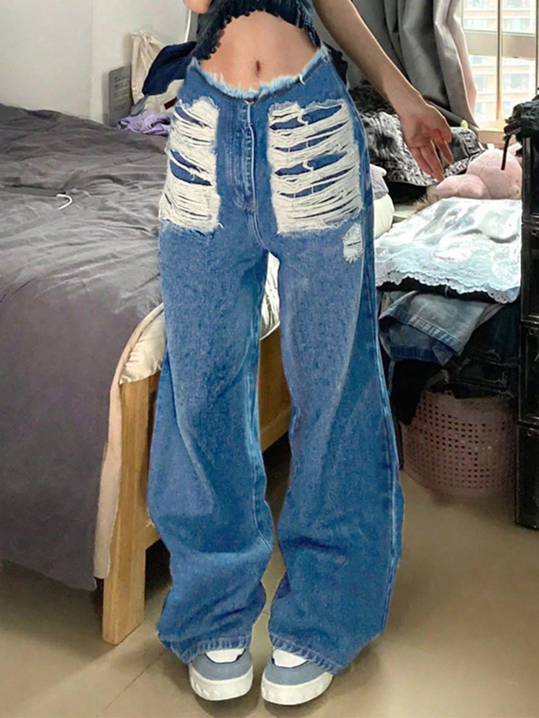 Damen hochgeschnittene weite Jeanshose aus Denim mit stark zerstörter Front und rohem Bund Echo Archiv