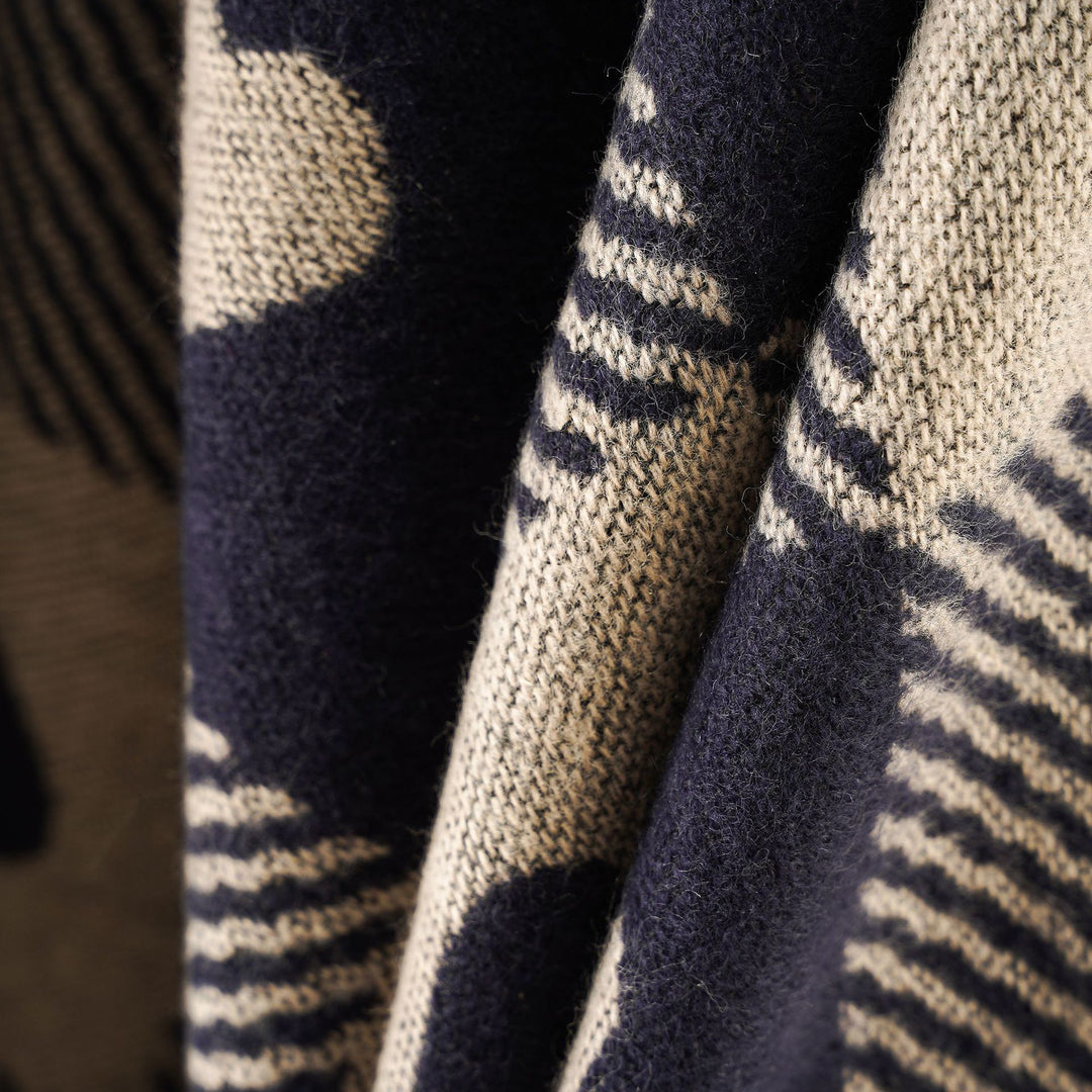 Damen Capeponcho aus Jacquardstrick mit Herz-Allover und offener Front Echo Archiv
