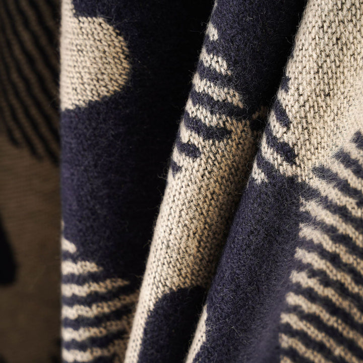 Damen Capeponcho aus Jacquardstrick mit Herz-Allover und offener Front Echo Archiv