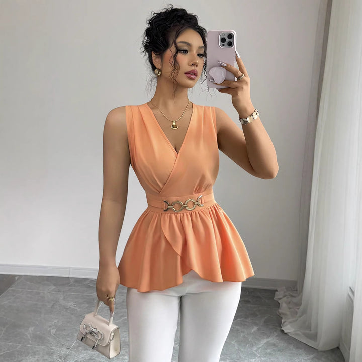 Damen Tailliertes Wickel-Top mit Volant‑Peplum und dekorativem Metallgürtel – Orélia