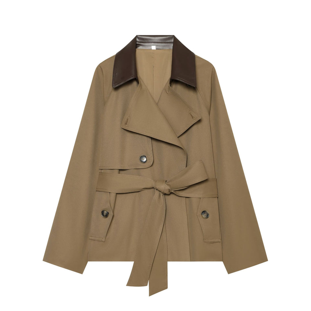 Damen kurz geschnittener Trenchcoat mit kontrastierendem Kunstlederkragen, Doppelreiher und Taillengürtel – Montévia