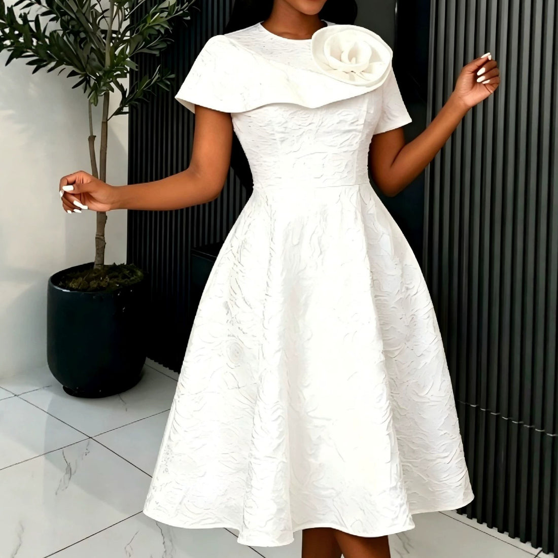 Damen festliches Kleid mit kunstvollem Blumendekor und wunderschöner Drapierung – Élara