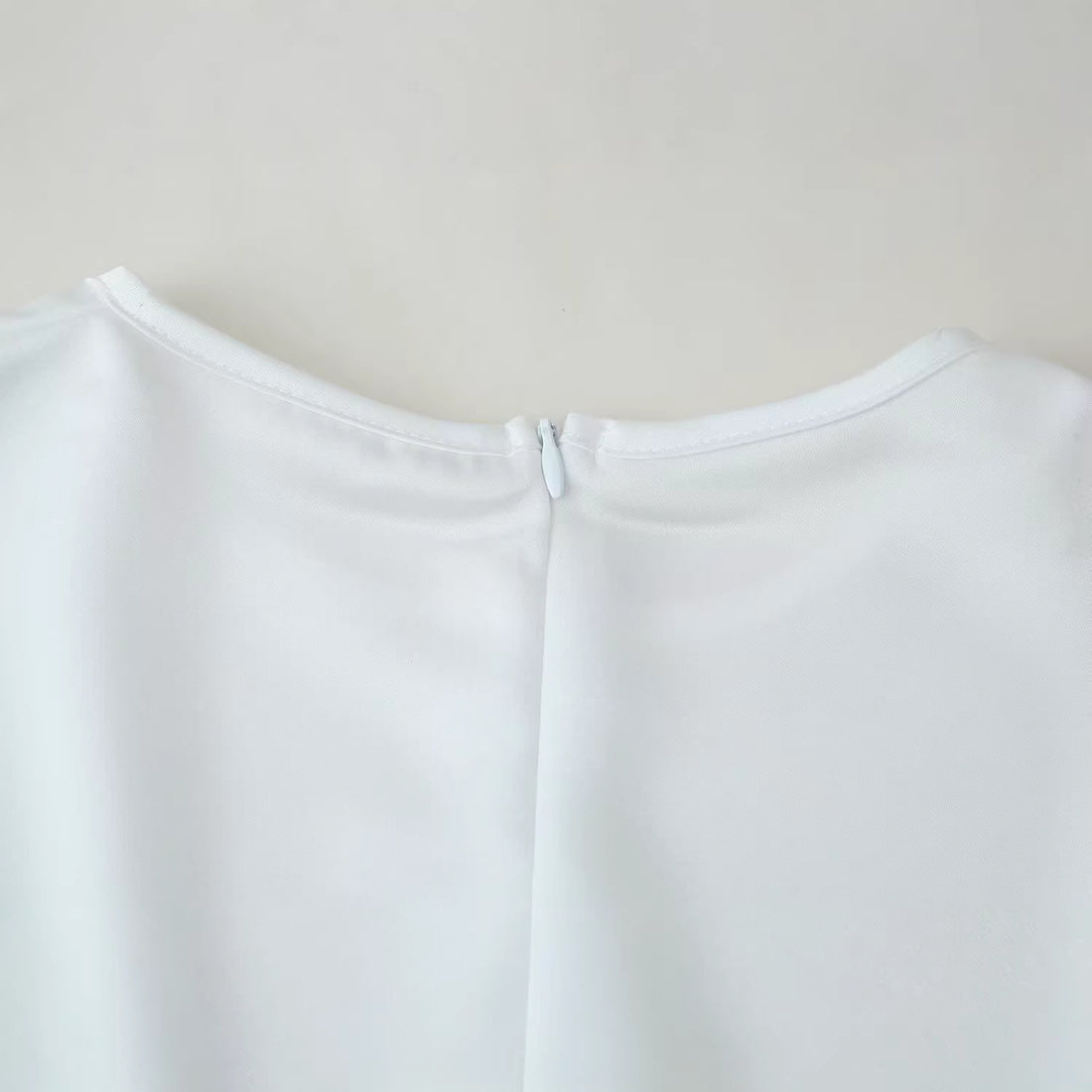 Damen Satinbluse mit Spitzenbesatz, Scallop-Saum und weitem Ärmel Echoarchiv