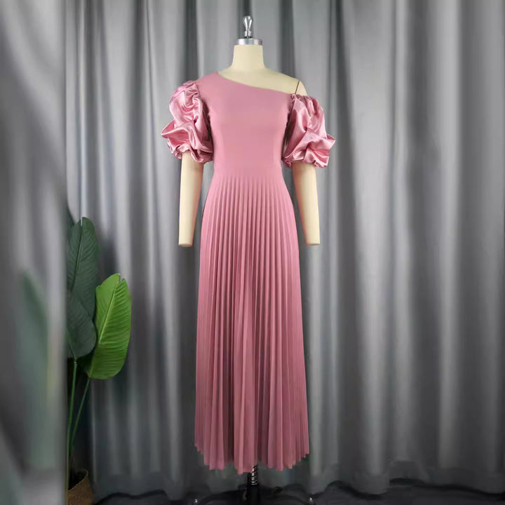 Damen Plissiertes Maxikleid mit asymmetrischem Oberteil und voluminösen Puffärmeln Echo Archiv
