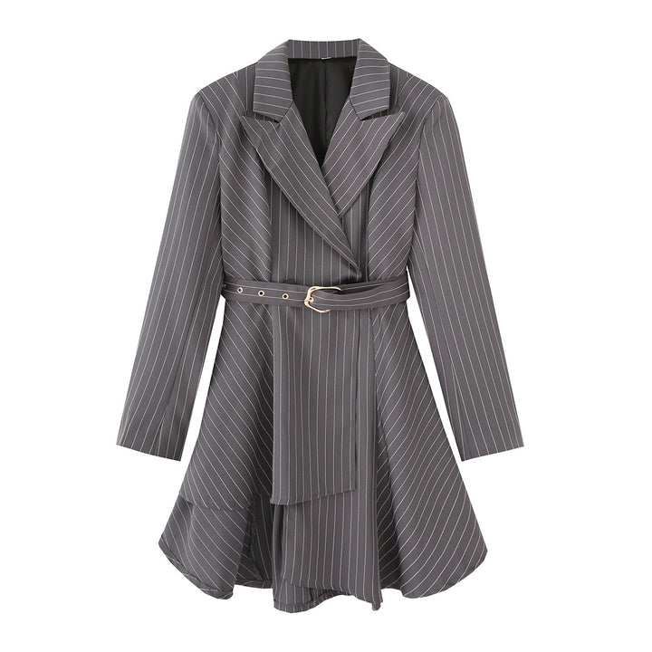 Damen nan tailliertes Blazerkleid mit Nadelstreifen, Bindegürtel und asymmetrischem Saum Echo Archiv