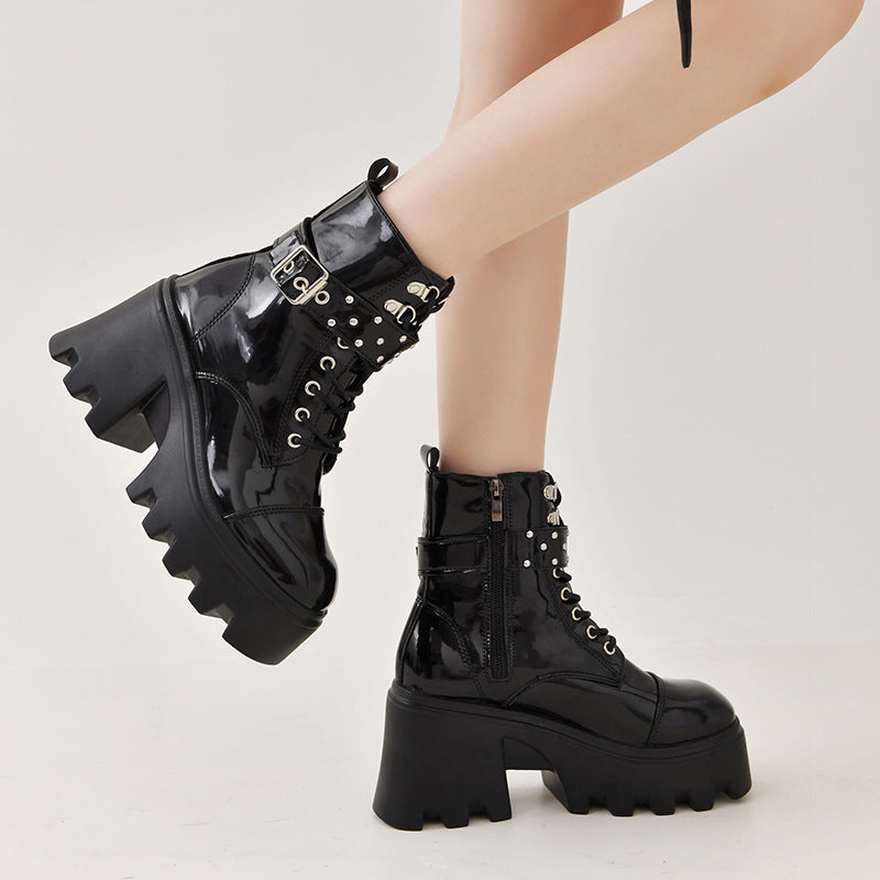 Damen Plateau-Combat-Boots mit Nieten- und Schnallenriemen, hochgeschnittener Schnürung und profilierter Wellenlaufsohle Echo Archiv
