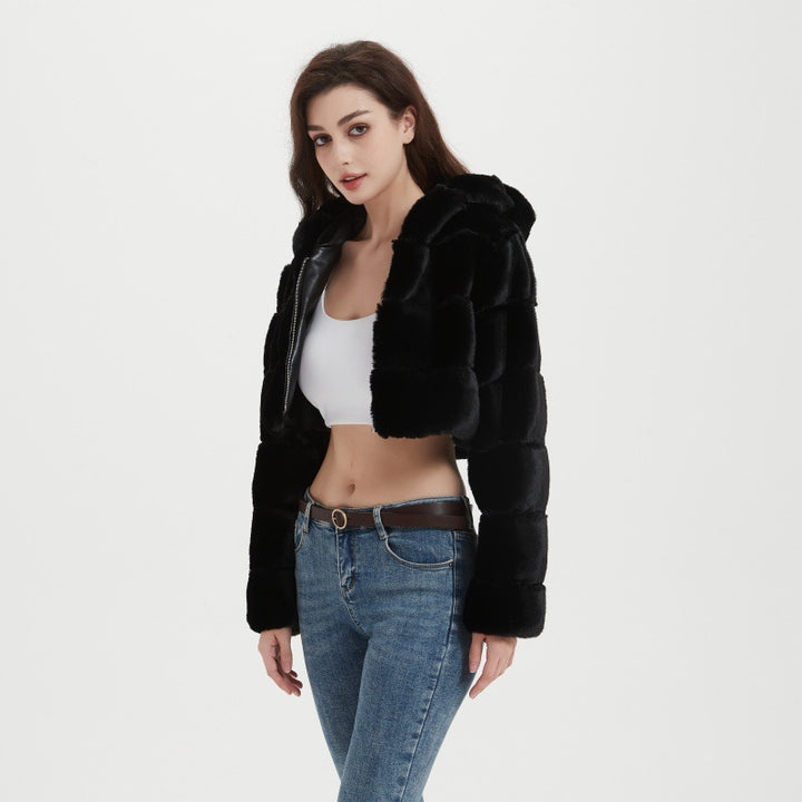 Damen Cropped Kunstpelzjacke mit gestepptem Panel‑Design und Kapuze Echo Archiv
