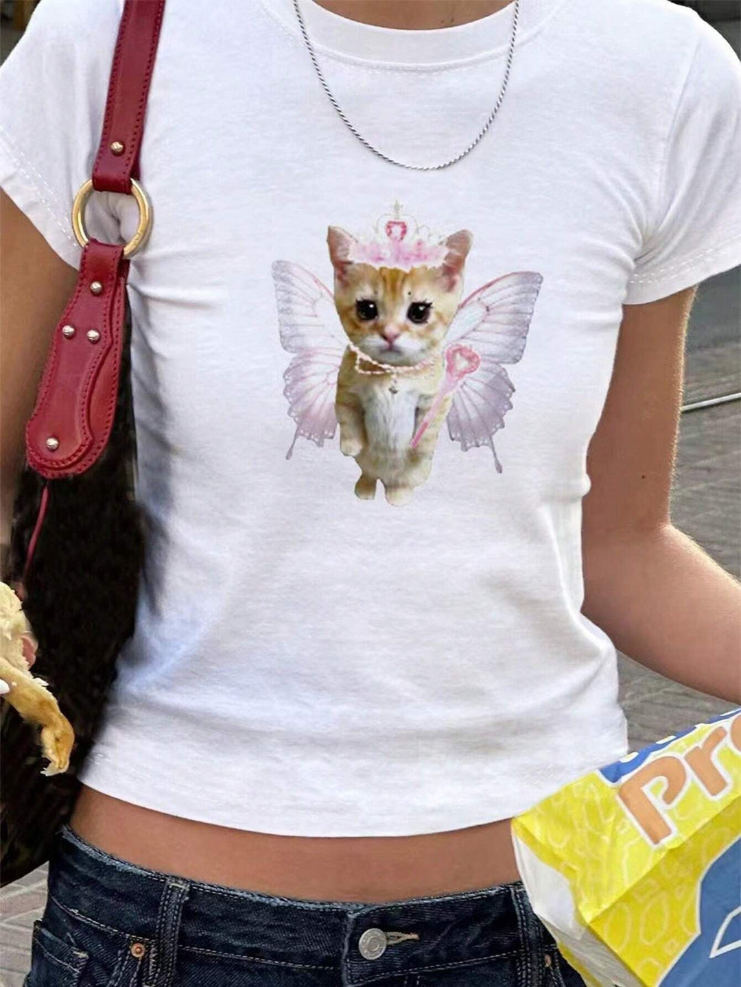 Damen T-Shirt mit verspieltem Katzenmotiv und zarten Flügeln Echo Archiv