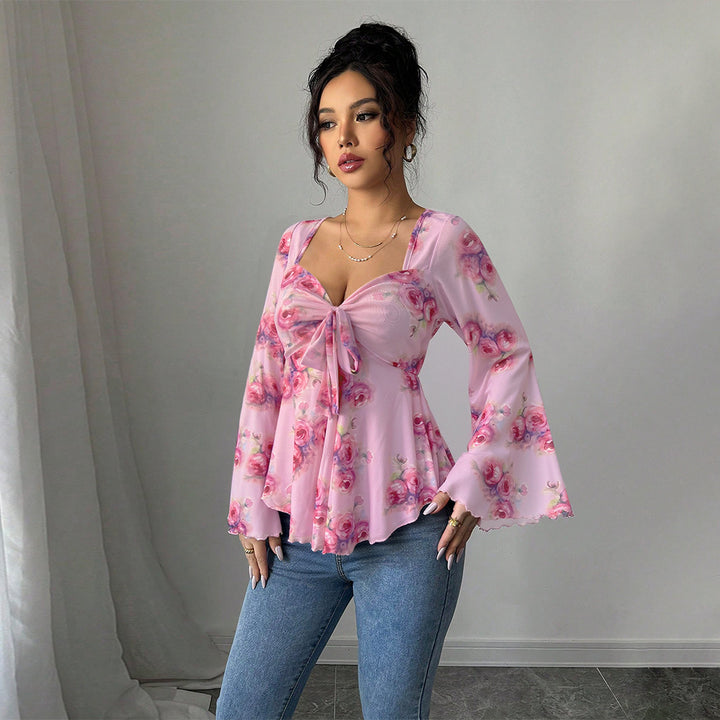 Damen florales Chiffon-Top mit Bindeschleife, Herzausschnitt, ausgestellten Glockenärmeln und tailliertem Schößchen – Élovi