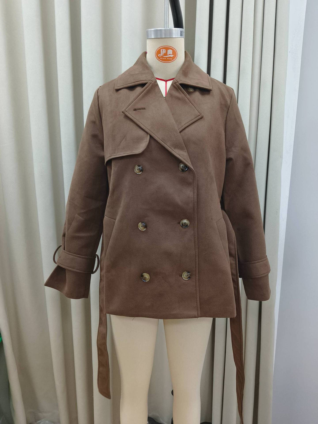 Damen Langer Doppelreihiger Trenchcoat aus Veloursleder-Optik mit Taillengürtel Echo Archiv