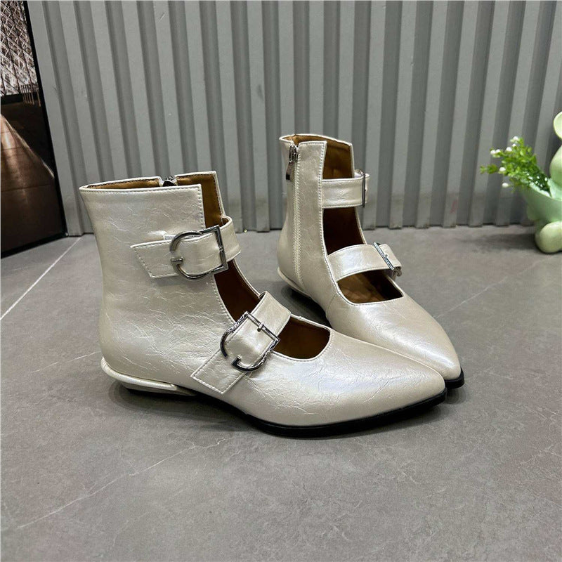 Damen Spitz zulaufende Ankle-Boots mit Doppelriemen, Schnallen und niedrigem Blockabsatz – Varelle
