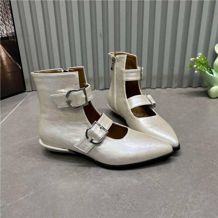 Damen Spitz zulaufende Ankle-Boots mit Doppelriemen, Schnallen und niedrigem Blockabsatz – Varelle