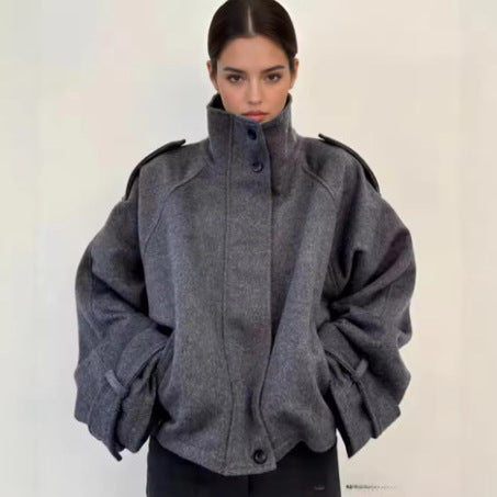 Damen nan kurze Wolljacke mit Stehkragen, Schulterklappen, verdeckter Knopfleiste und verstellbaren Manschetten Echo Archiv