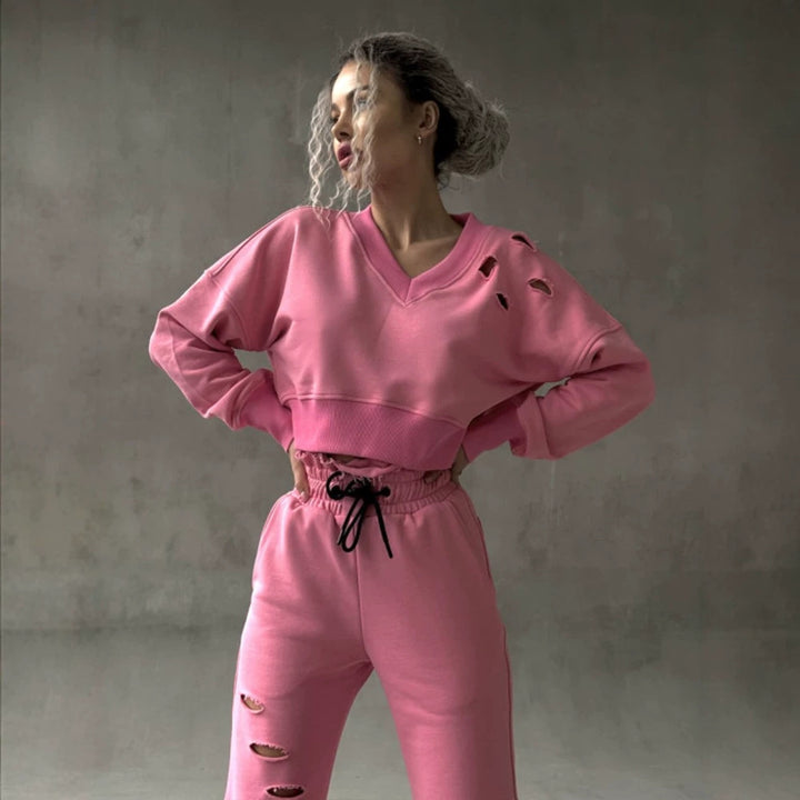 Damen kurzgeschnittenes Sweat-Set mit V-Ausschnitt, Rüschenbund Highwaist Jogginghose und Distressed-Details – Avérine
