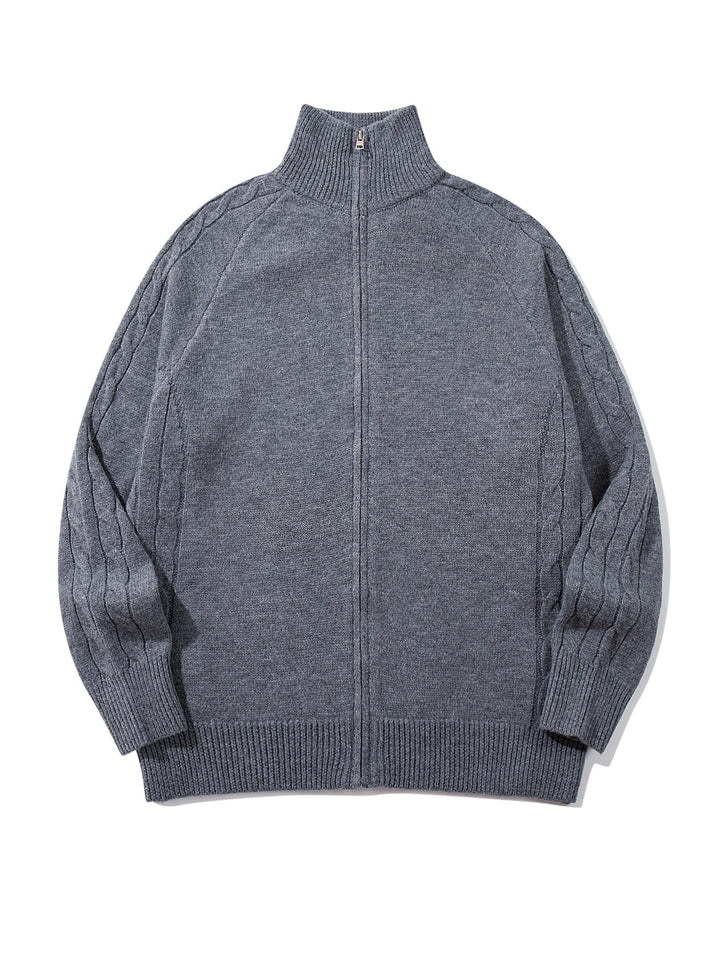 Herren Grobstrick‑Zipjacke mit Funnelkragen, Raglanärmeln und Zopfmuster Echoarchiv