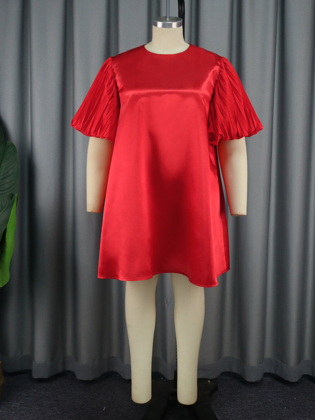 Damen exklusives Satin Kleid mit elegantem Rüschensaum Echo Archiv