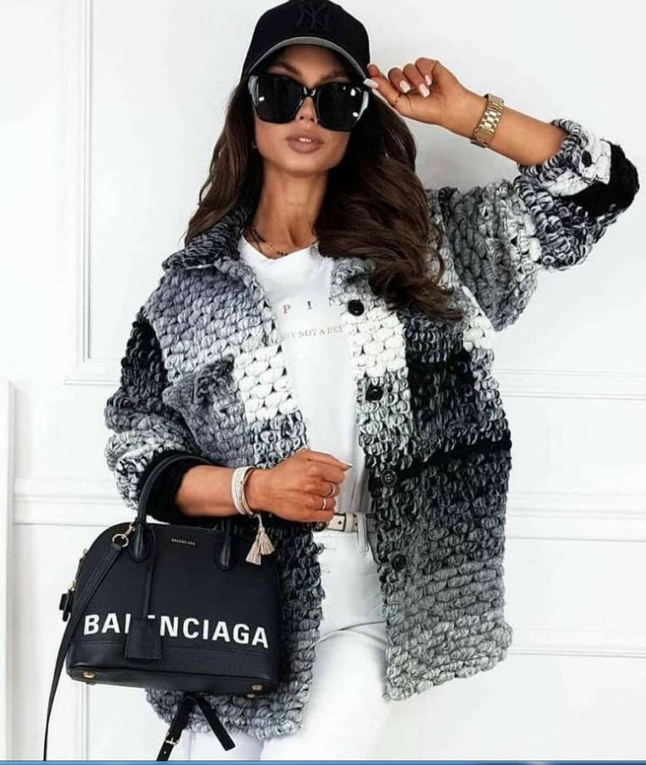 Damen Gehäkelte Oversize-Strickjacke mit Farbverlauf, Knopfleiste und aufgesetzten Taschen – Célinea