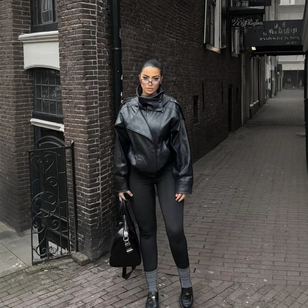 Damen Kurz geschnittener Lederblouson mit hohem Stehkragen, kastiger Silhouette und voluminösen Ärmeln Echo Archiv