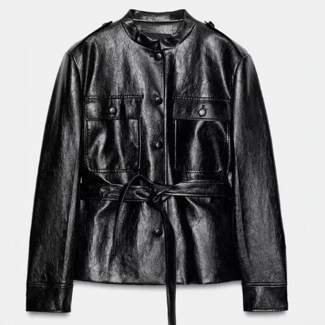 Damen Taillierte Wildlederjacke im Military‑Look mit Stehkragen, aufgesetzten Pattentaschen und verdeckter Knopfleiste Echo Archiv