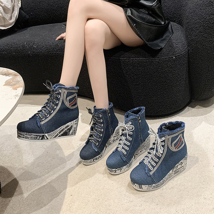 Damen nan Denim-Keilstiefelette mit Plateausohle im Zeitungsprint, Fransenabschluss und seitlichem Reißverschluss Echo Archiv