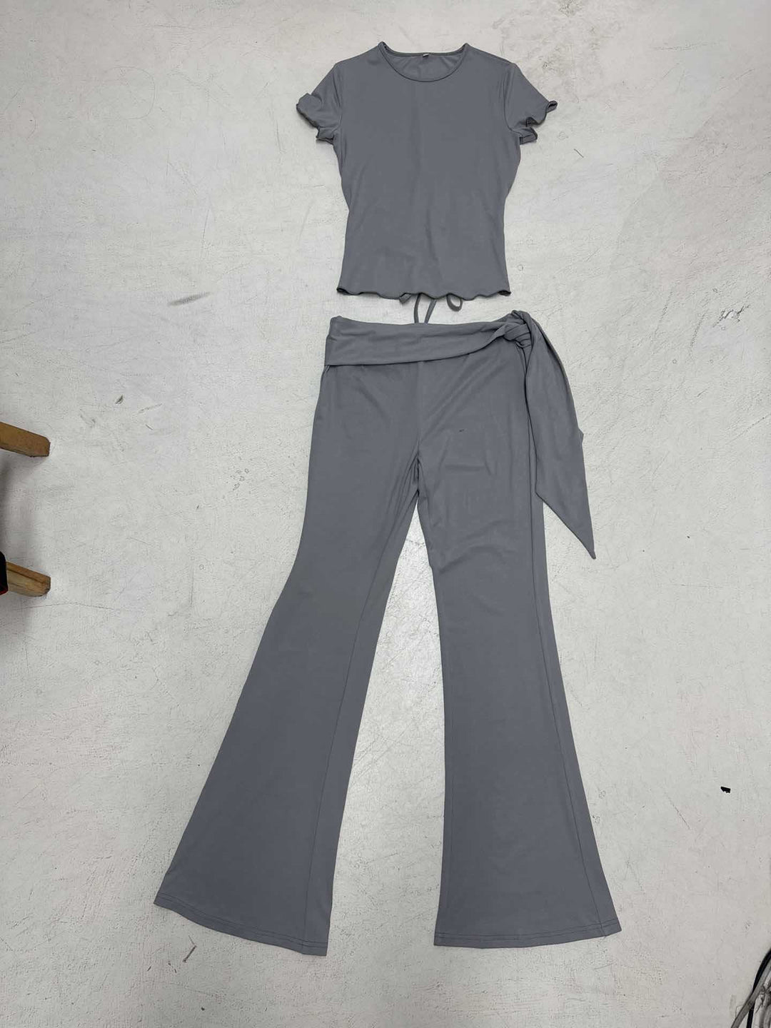 Damen lässiges Freizeit-Set mit leichtem T-Shirt und hochwertigen Flared-Hosen Echo Archiv