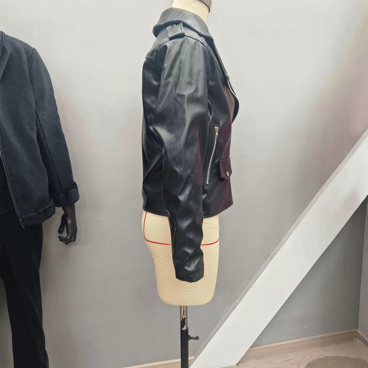 Damen nan figurbetonte Bikerjacke aus Kunstleder mit asymmetrischem Reißverschluss und aufgesetzter Klappentasche Echo Archiv