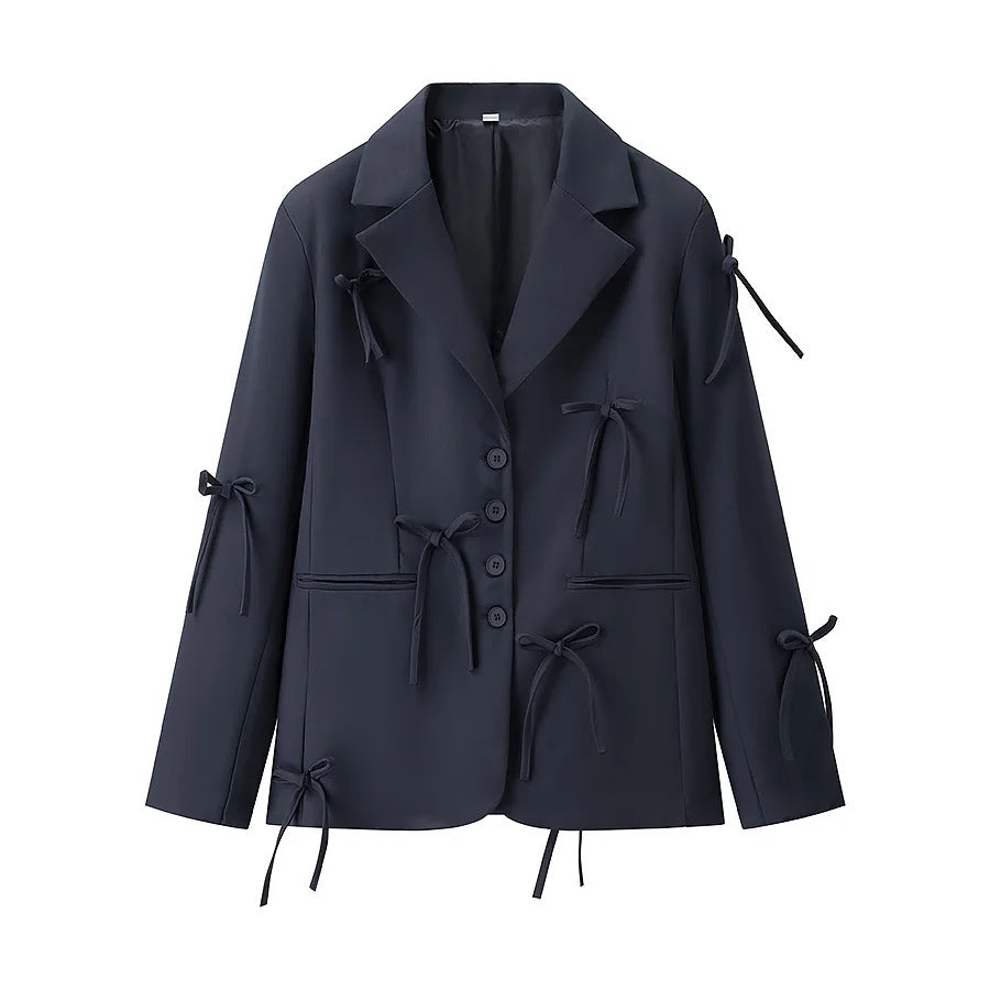 Damen taillierter Blazer mit dekorativen Schleifenapplikationen und klassischer Knopfleiste – Valéne