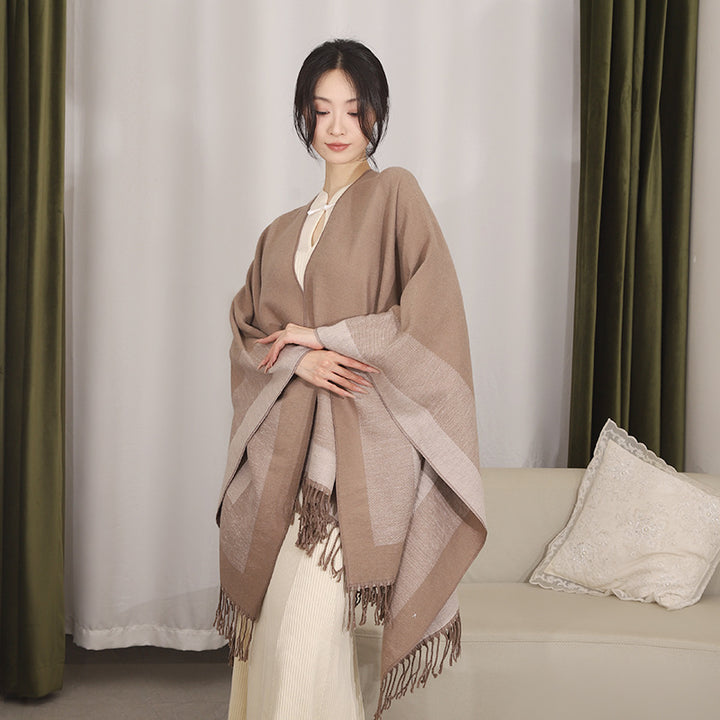 Damen Rechteckiger Wollmix‑Poncho mit offener Front, feiner Kettelnaht und Fransensaum – Avérine