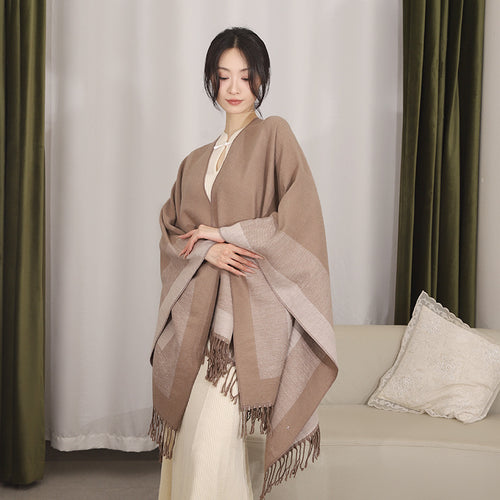 Damen Rechteckiger Wollmix‑Poncho mit offener Front, feiner Kettelnaht und Fransensaum – Avérine