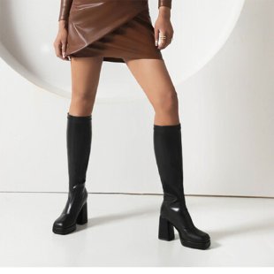 Damen kniehohe Plateaustiefel mit klobigem Blockabsatz und hochglänzender Lackoptik – Lioré