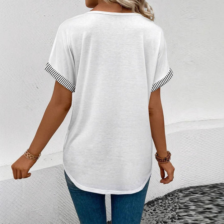 Damen nan lässiges Kurzarmshirt mit tiefem V-Ausschnitt, gestreifter Paspelierung und weiter Passform Echo Archiv