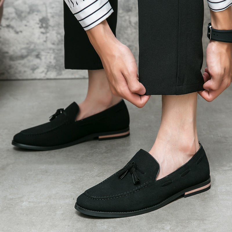 Herren Quasten-Slipper aus Veloursleder mit handgenähter Moccasinnaht und gepolstertem Lederfußbett – Tavélo