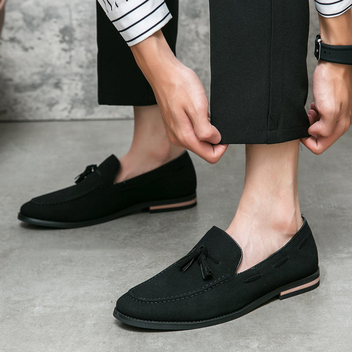 Herren Quasten-Slipper aus Veloursleder mit handgenähter Moccasinnaht und gepolstertem Lederfußbett – Tavélo